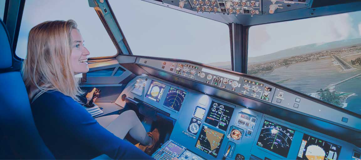 Cockpit D'un Flight Simulator Maison - Concept De Développement De  L'industrie De L'aérospatiale - Ecole De Pilotage De Simulation Pour Les  Pilotes D'apprentissage De L'aviation Banque D'Images et Photos Libres De  Droits.